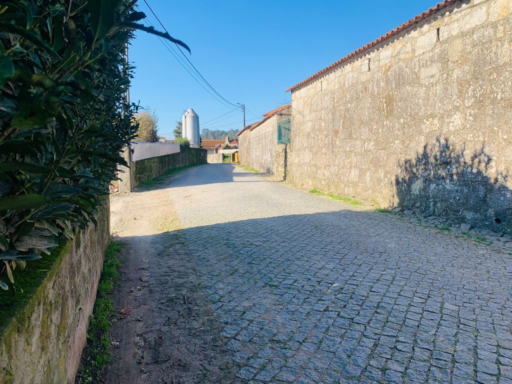 Casa inserida em terreno de construção de baixa densidade, cerca 2800m