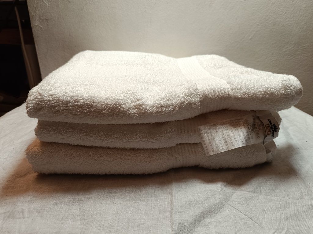 Biały ręcznik kąpielowy Kronborg Jysk Gold 70x140