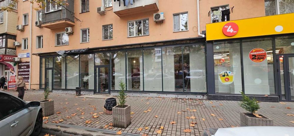 Фасадное большое помещение с широкой витриной и большим торговым залом