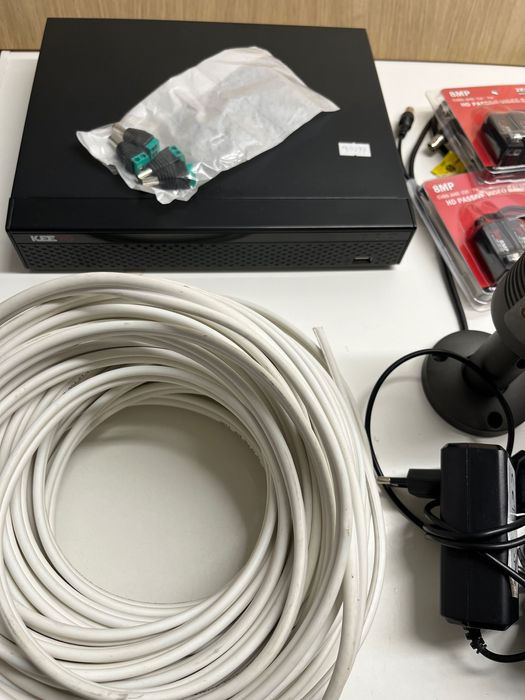 Zestaw 4 kamer plus rejestrator