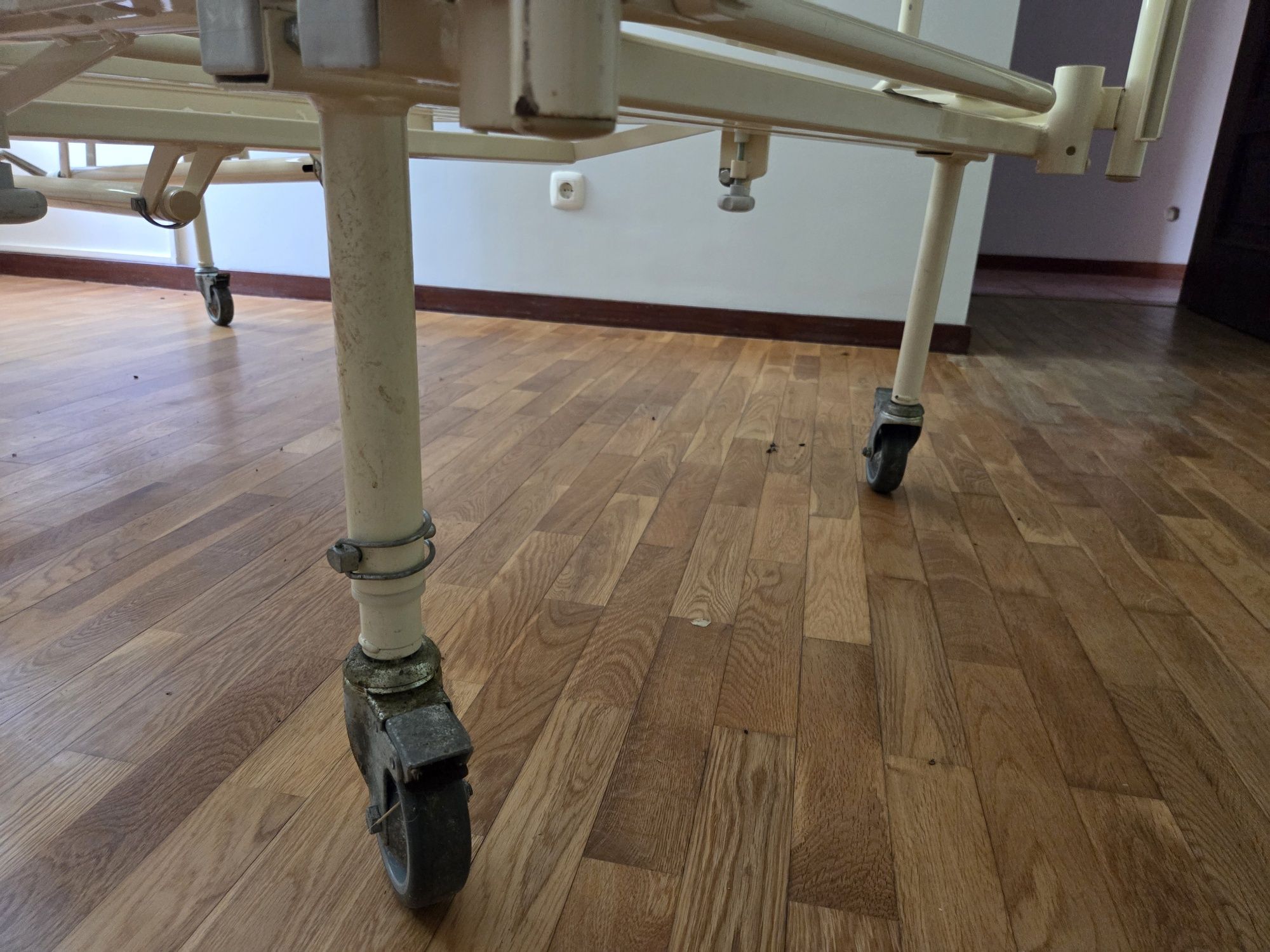 Cama hospitalar articulada INVACARE
