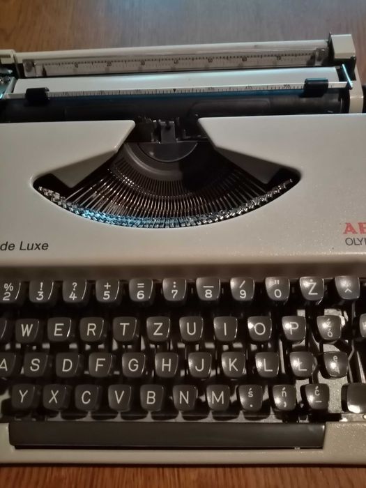 Maszyna Do Pisania Olympia Traveller De Luxe  w  walizce