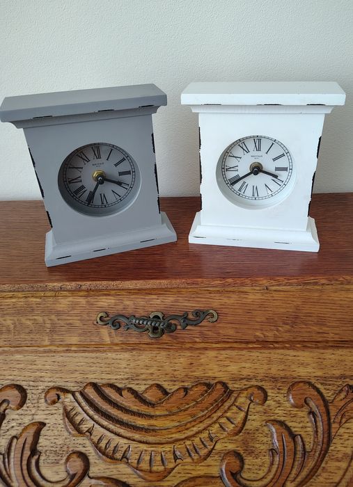 Zegarki  ozdobne stołowe kominkowe z drewna Mayfair & Co.