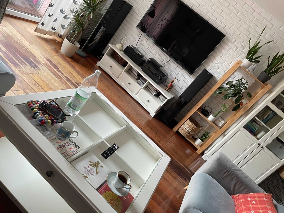 Białe Meble do Salonu z Ikea Witryna, Szafka RTV, Ława - Stolik