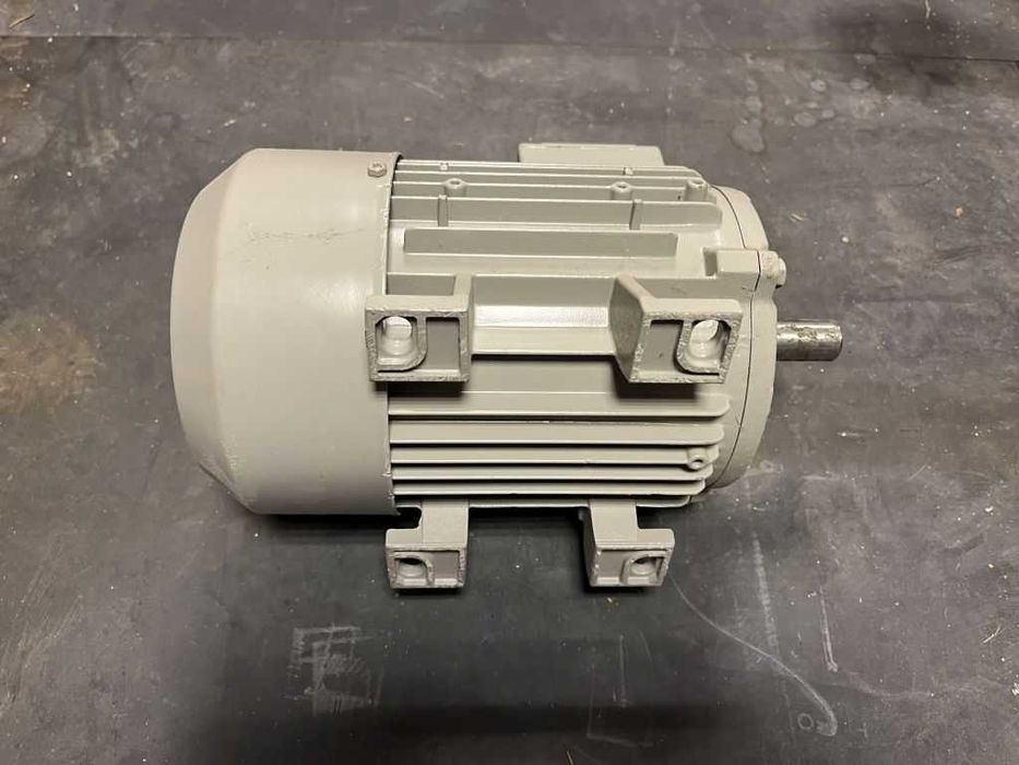 nowy SILNIK elektryczny SIEMENS 0,75kW 1-3fazy 230/400V 1395/min IP-55