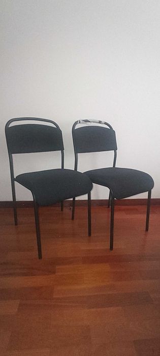 Duas cadeiras em aço forradas a tecido