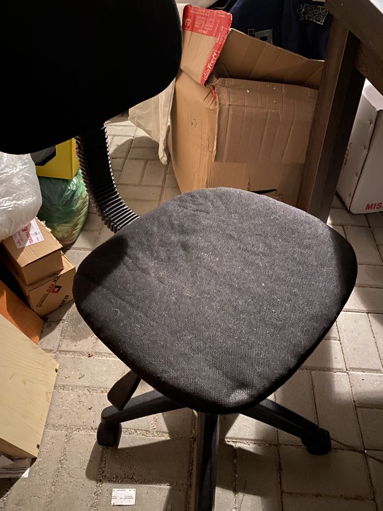 Czarne krzesło obrotowe komputerowe biurowe