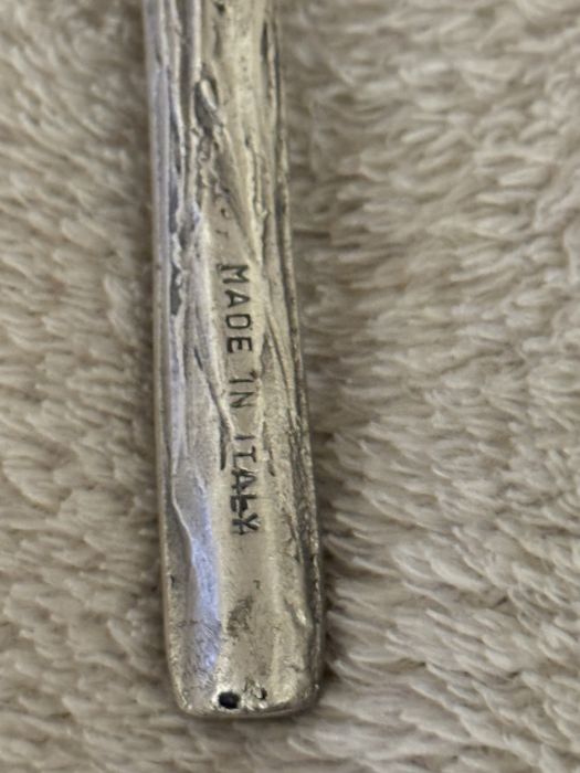 Хрест срібного кольору ручної роботи з Італії та придбаний у Ватикані