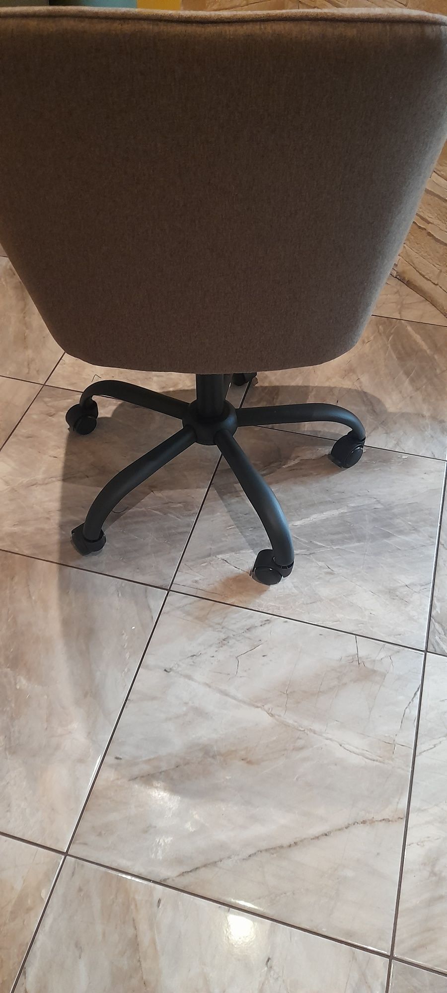 Krzesło biurowe obrotowe.