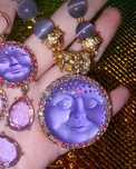 Біжутерія з" Moon Face", яка сяє іззовні