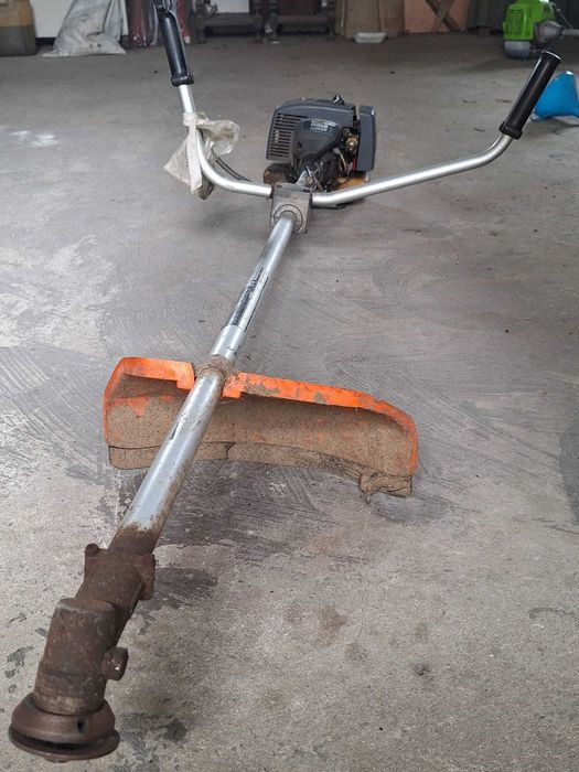 Roçadora a gasolina TITAN TD 3900 — usada e a trabalhar