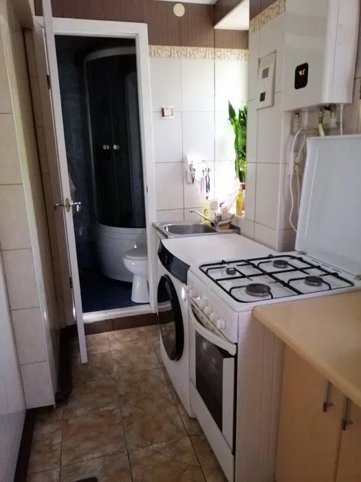 Продам 2-кімнатну квартиру в приватному секторі – з власним гаражем