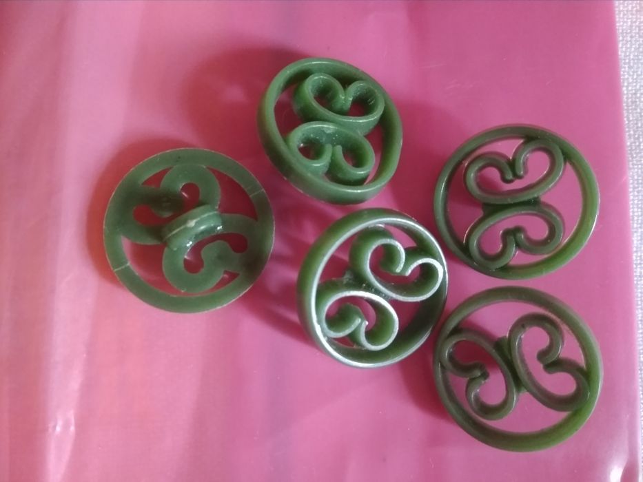 Лоскут, остатки гипюра.Кружево. Пуговицы.