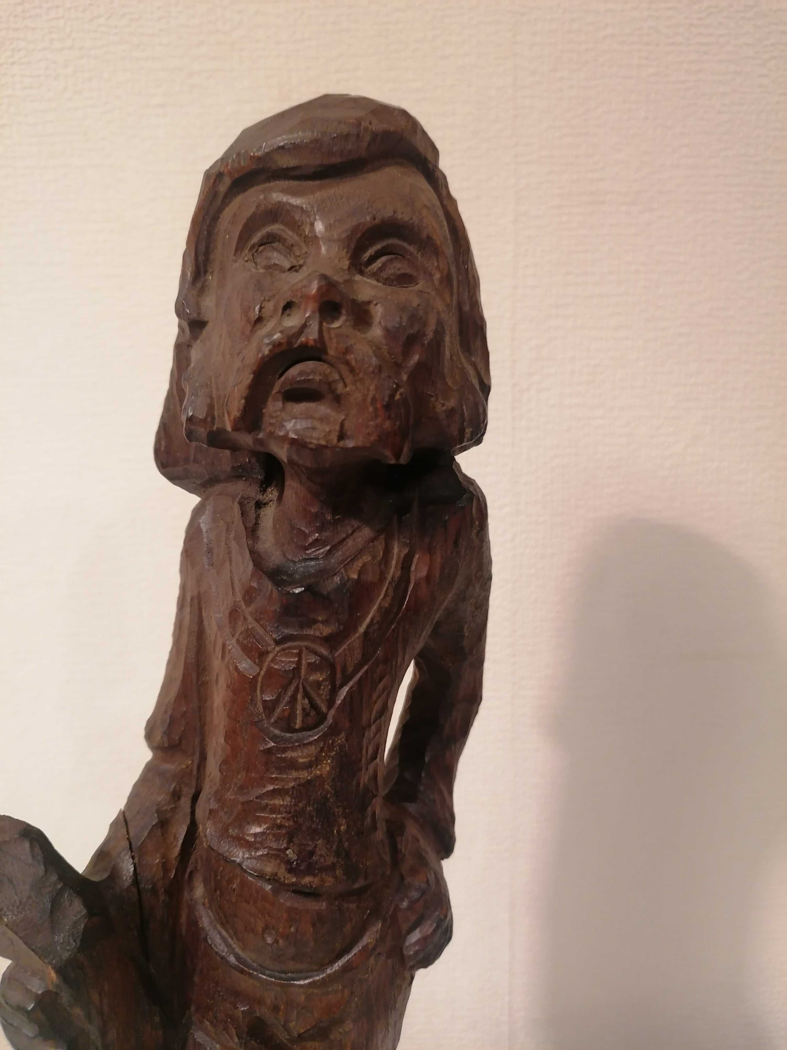 Stara ręcznie wykonana drewniana figurka hipisa 35 cm