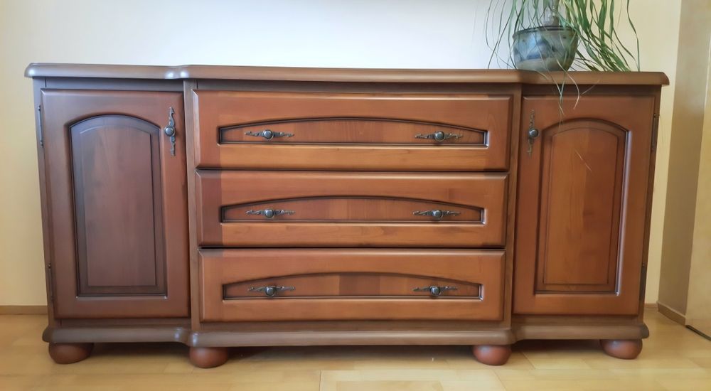 drewniana komoda z witryną BAWARIA