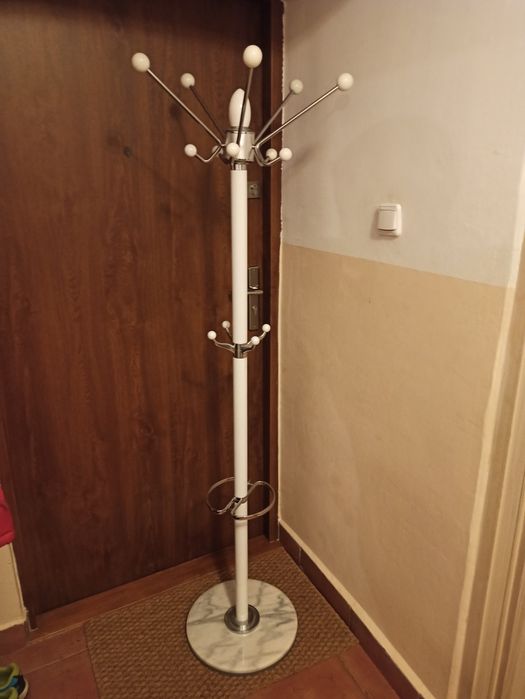 Wieszak na ubrania stojący