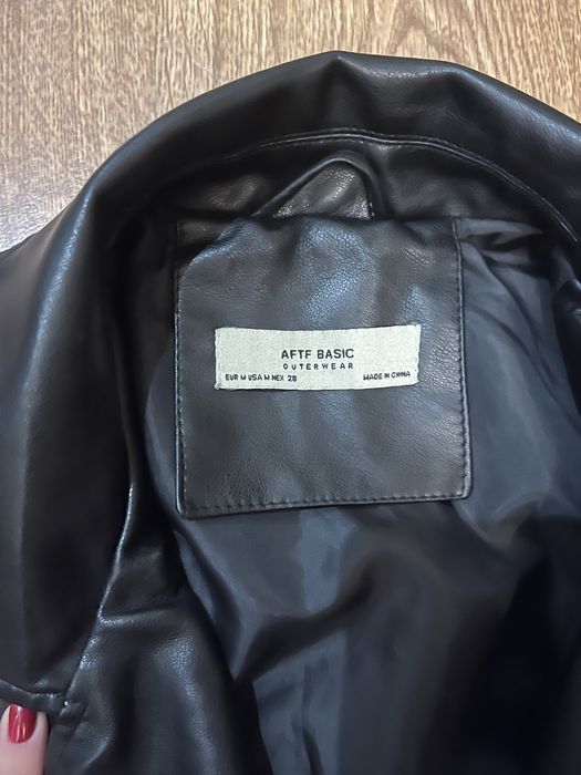 Шкіряна куртка жіноча