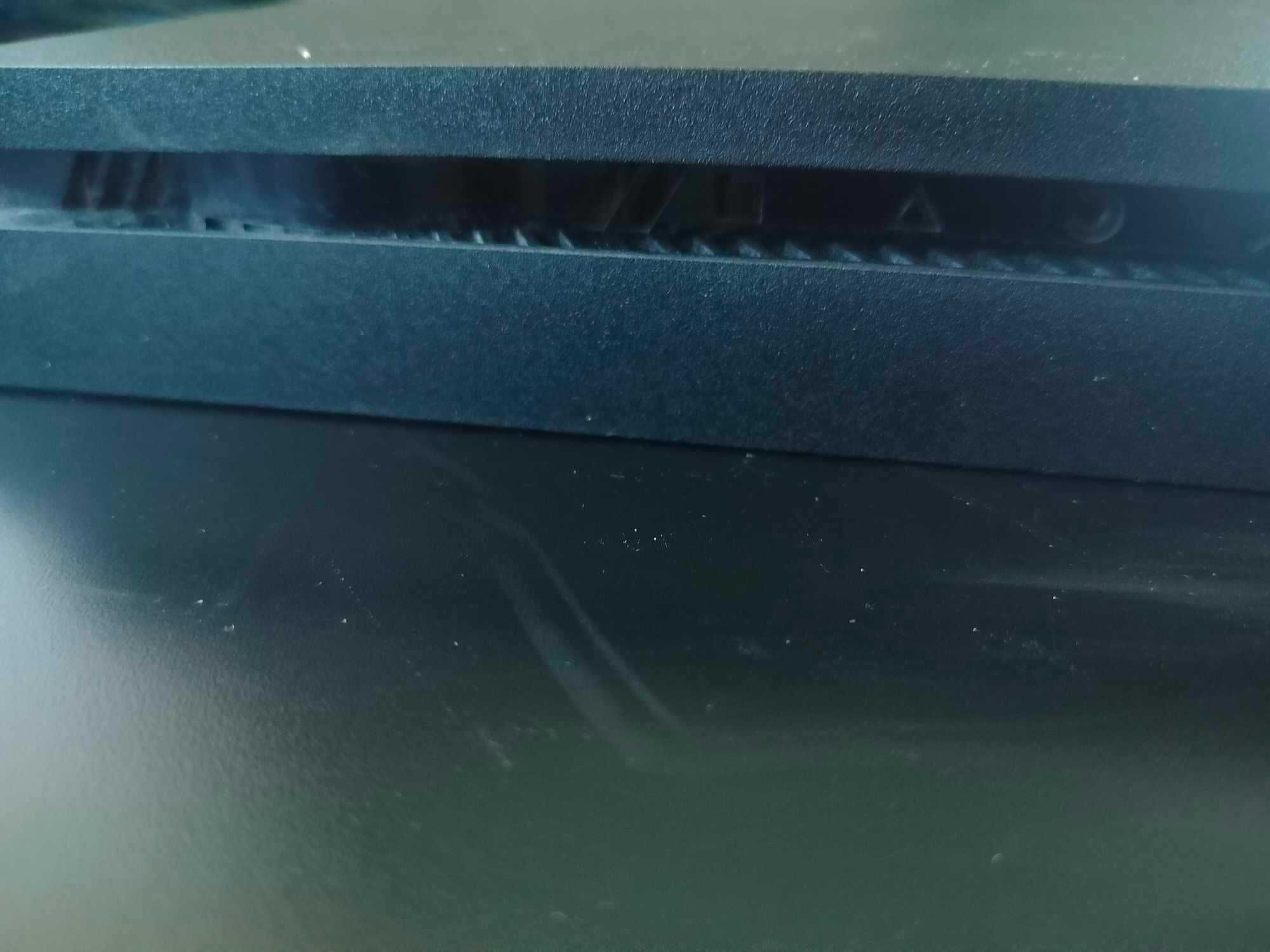 Konsola PS4 + pad i kabel