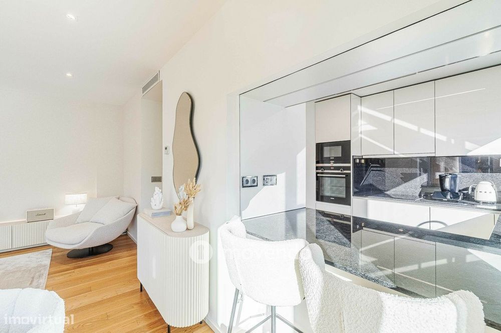 Apartamento T2 de luxo, com estacionamento, nas Avenidas Novas