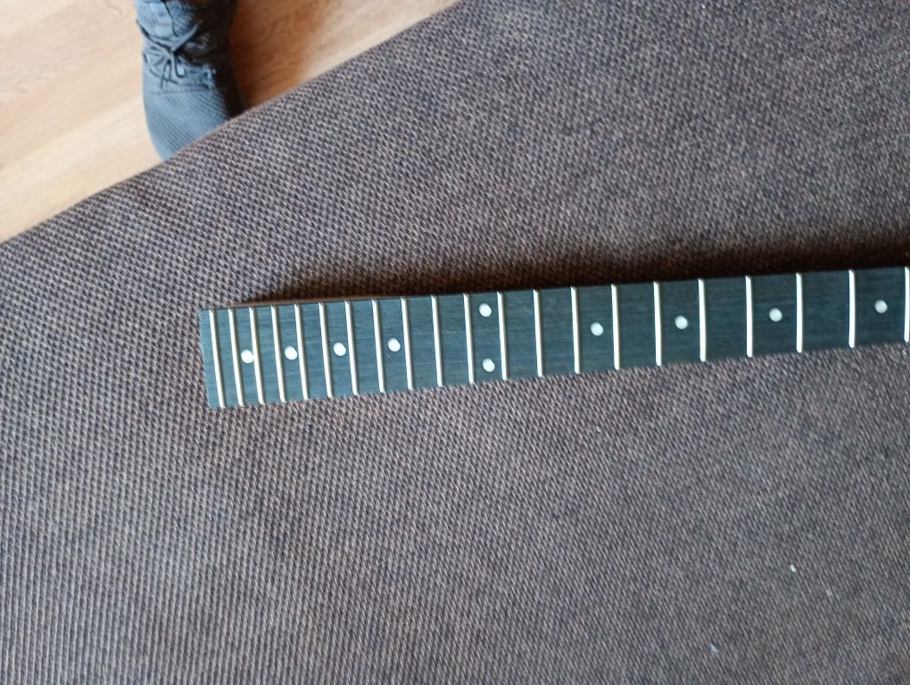 Gryf gitarowy typu fender