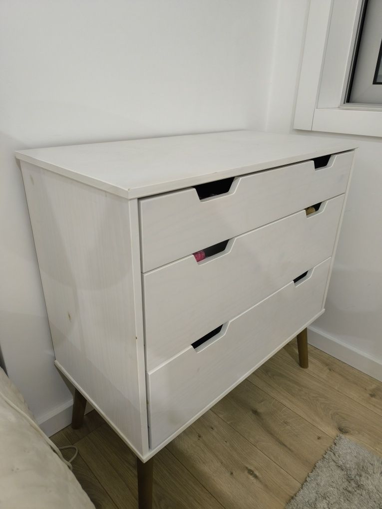 Cómoda + mesa de cabeceira