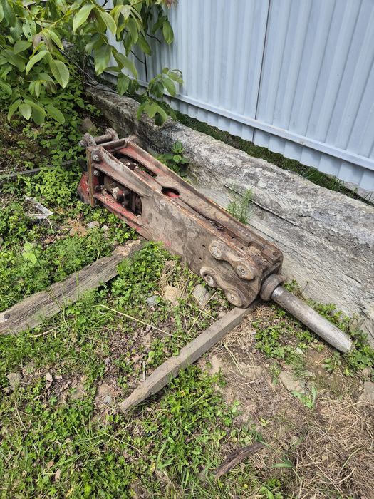 Гідромолот для екскаватора