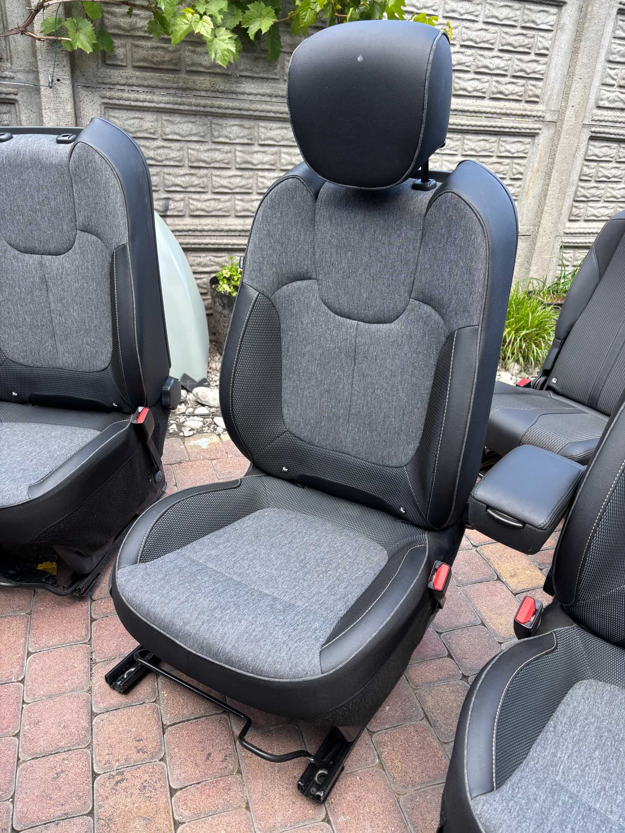 Renault Captur siedzenia, zagłówki, stelaż, kanapa, podłokietnik