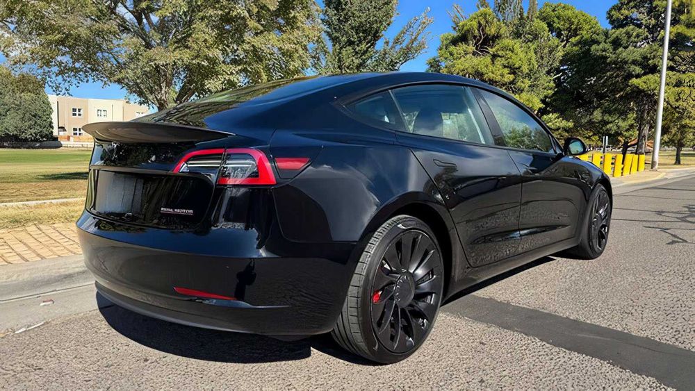 Tesla Model 3      2023