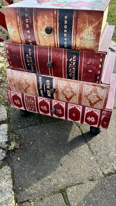 Szafeczka z szufladami w ksztalcie ksiazek