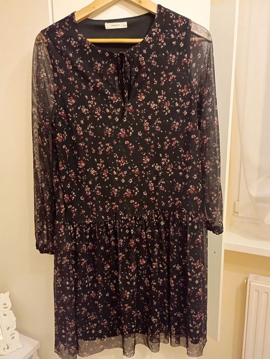 Sukienka w kwiatki Reserved