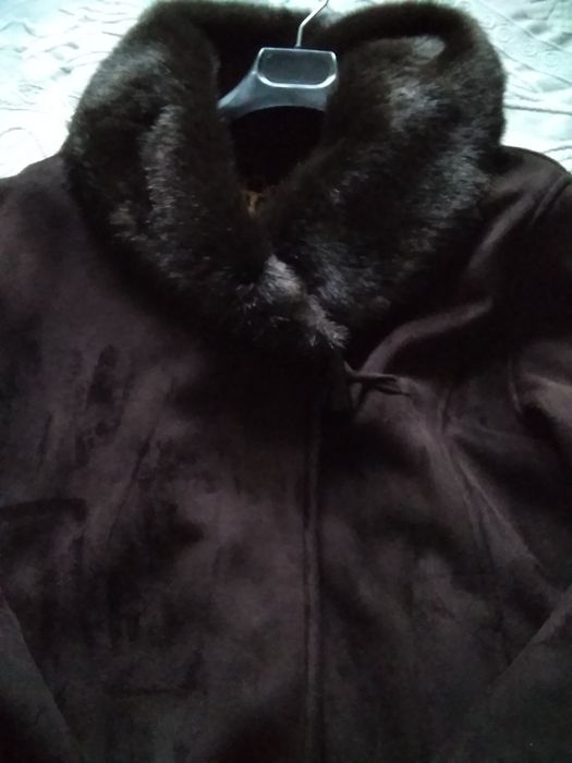 Casado curto de senhora em pele com punhos e gola de pelo