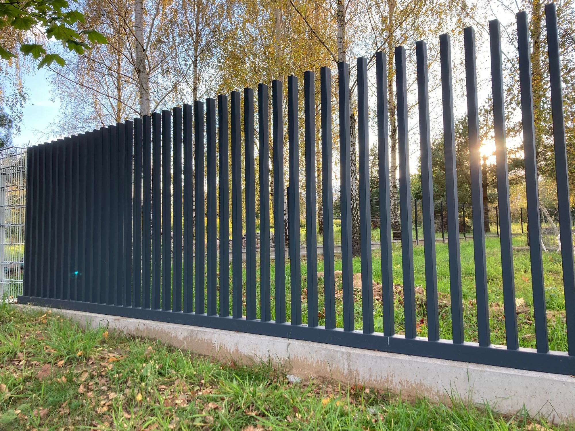 Ogrodzenie z betonu fundament murowane z bloczków Joniec Slaab Konekt