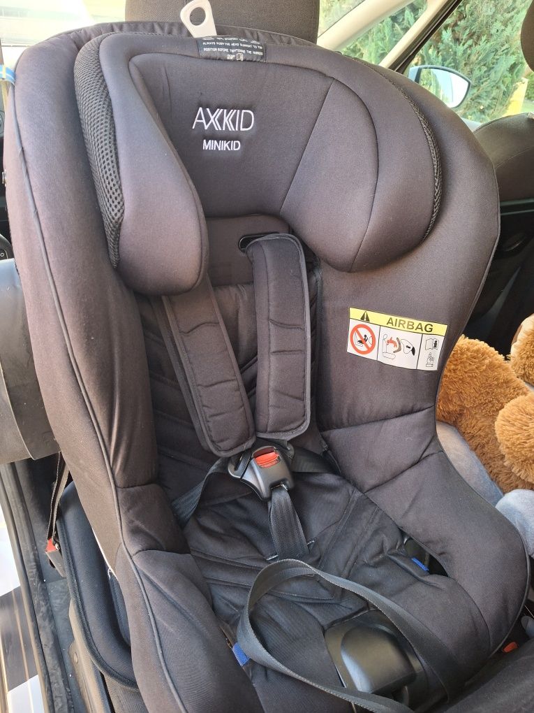 Fotelik samochodowy Axkid Minikid 2.0 + mata ochronna na fotel
