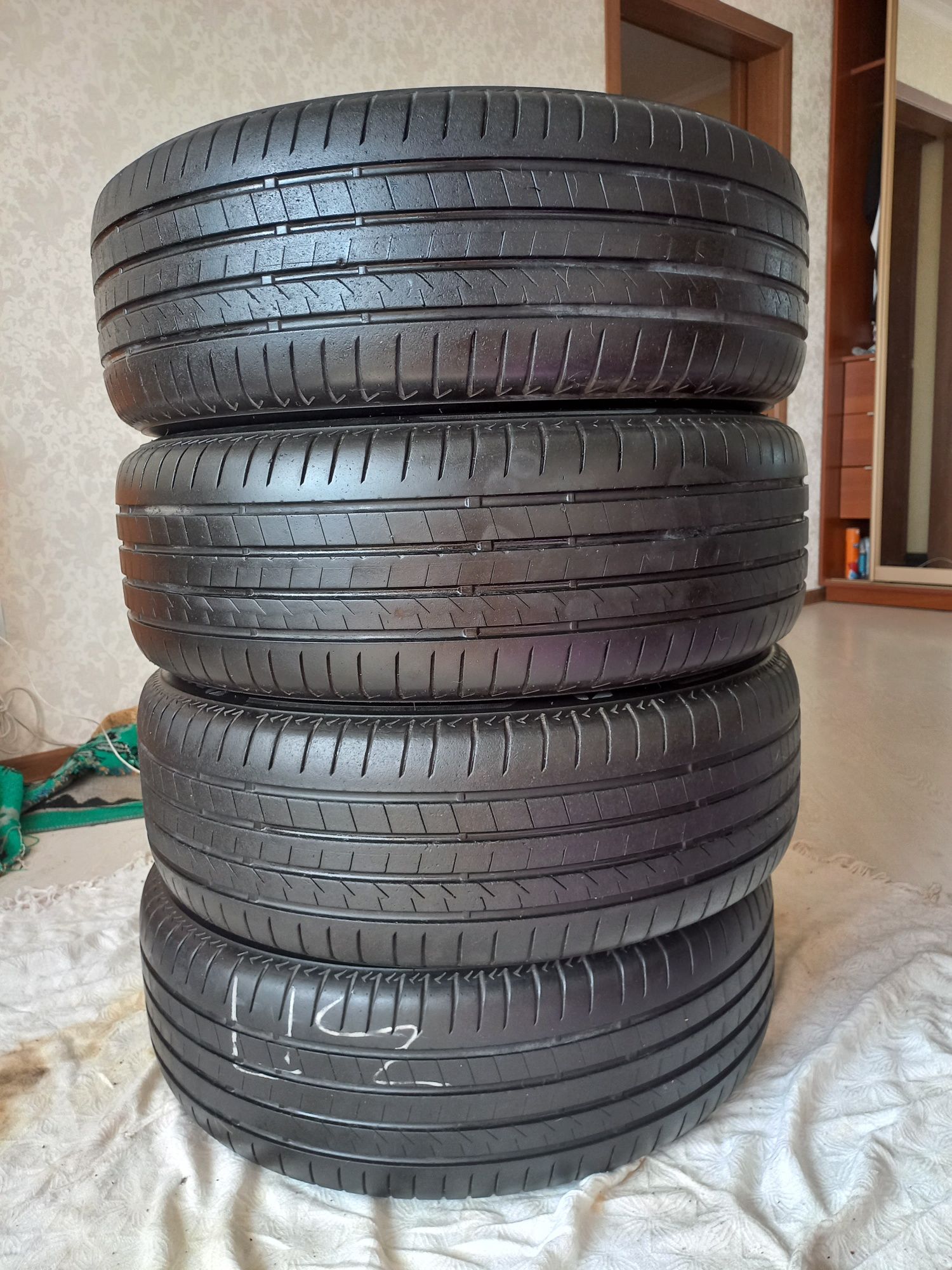 Продам комплект літньої гуми Bridgestone Alenza 001 215/65 16".