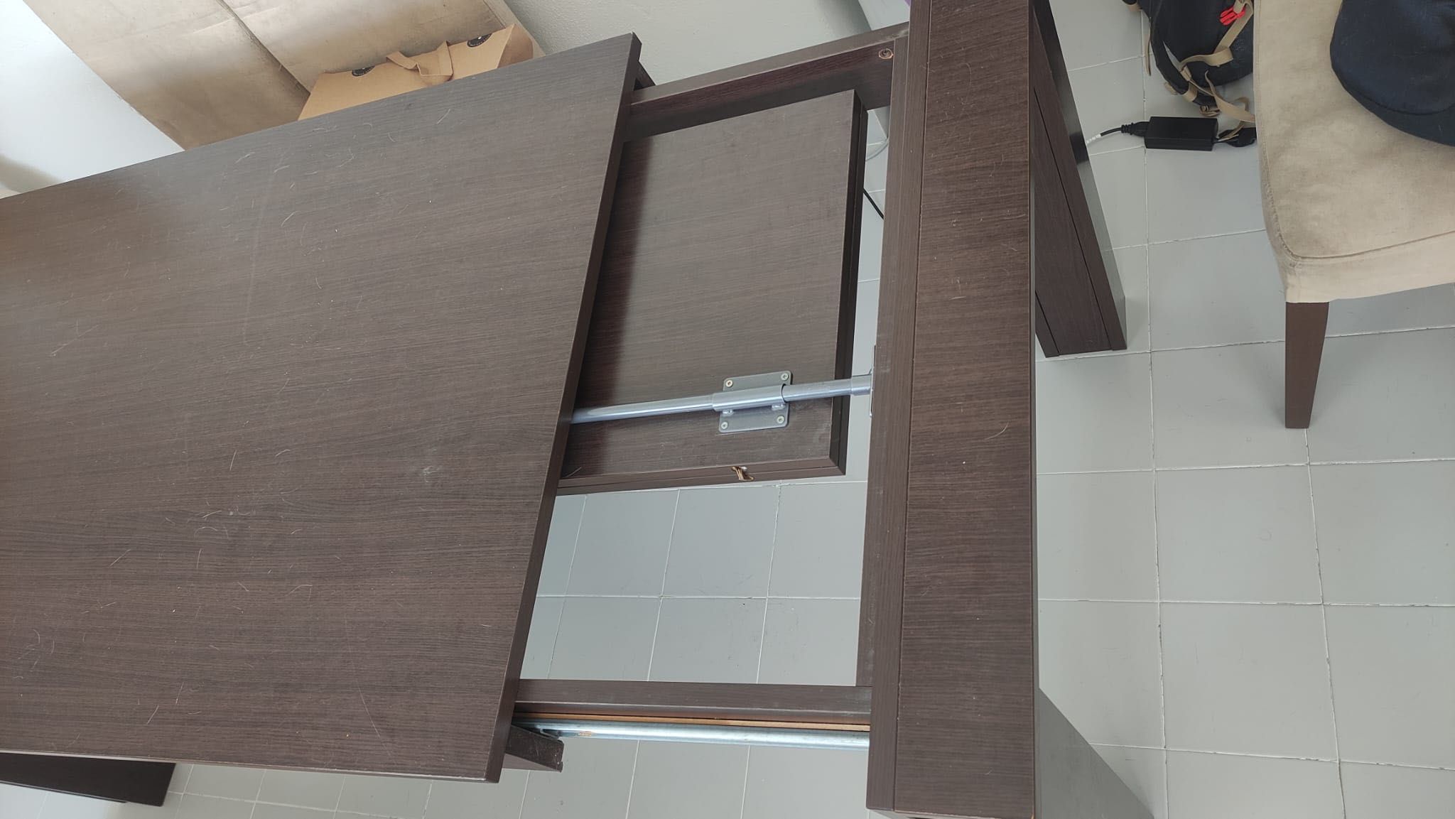 Mesa de Sala em Madeira Maciça – Em Bom Estado