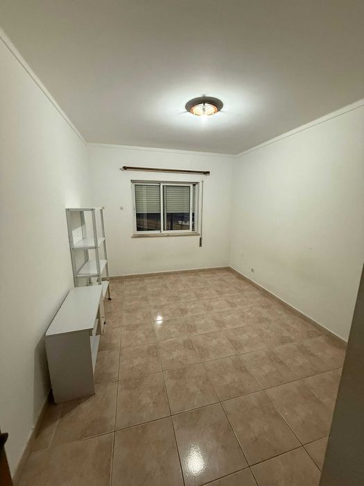 Alugam-se  quartos na Penha