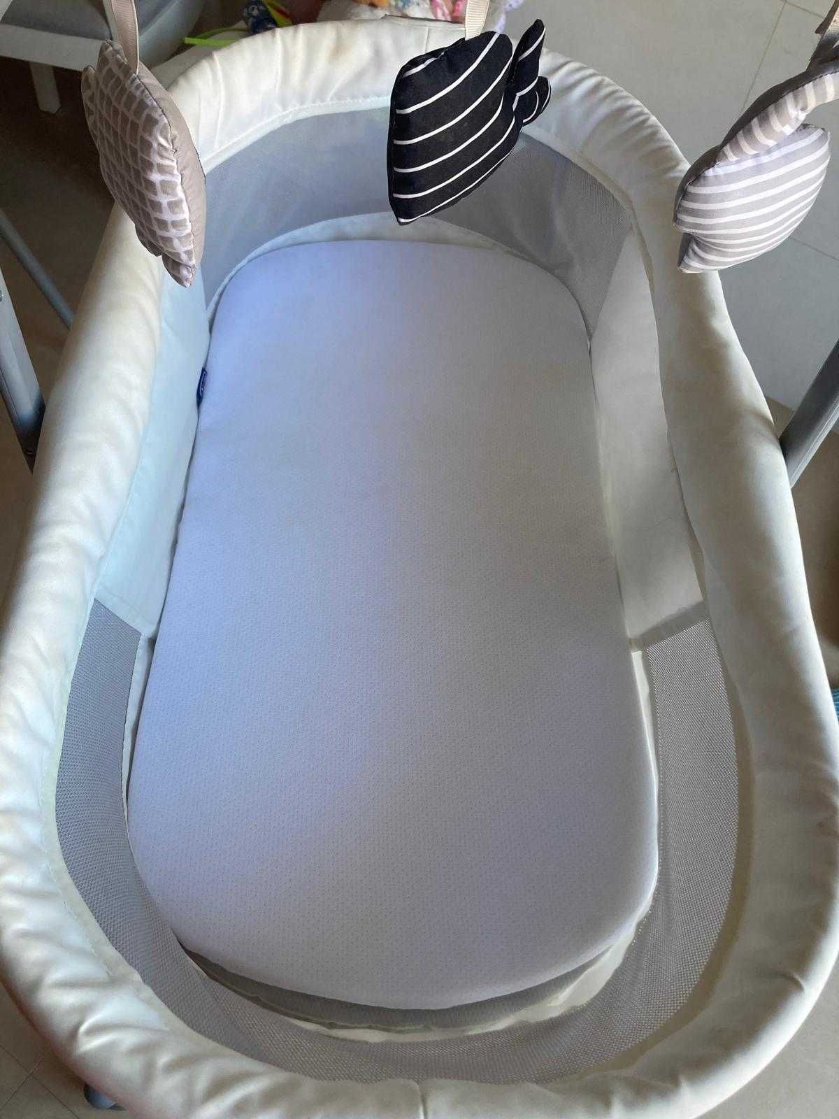 Babyhug branco, com rede de ventilação.