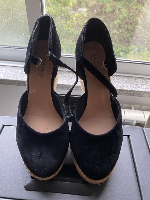 Venda 2 artigos, calçados em bom estado