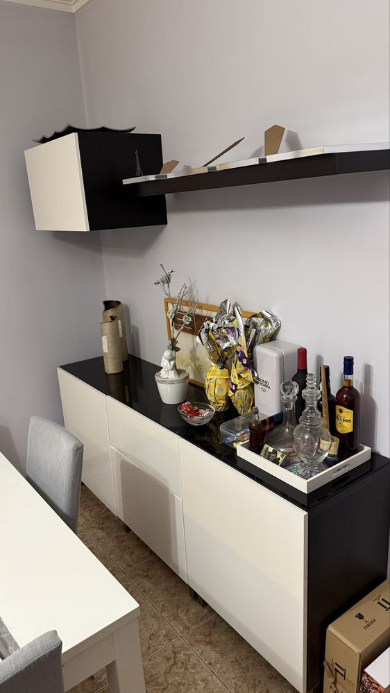Mesa de jantar com 4 cadeiras e aparador