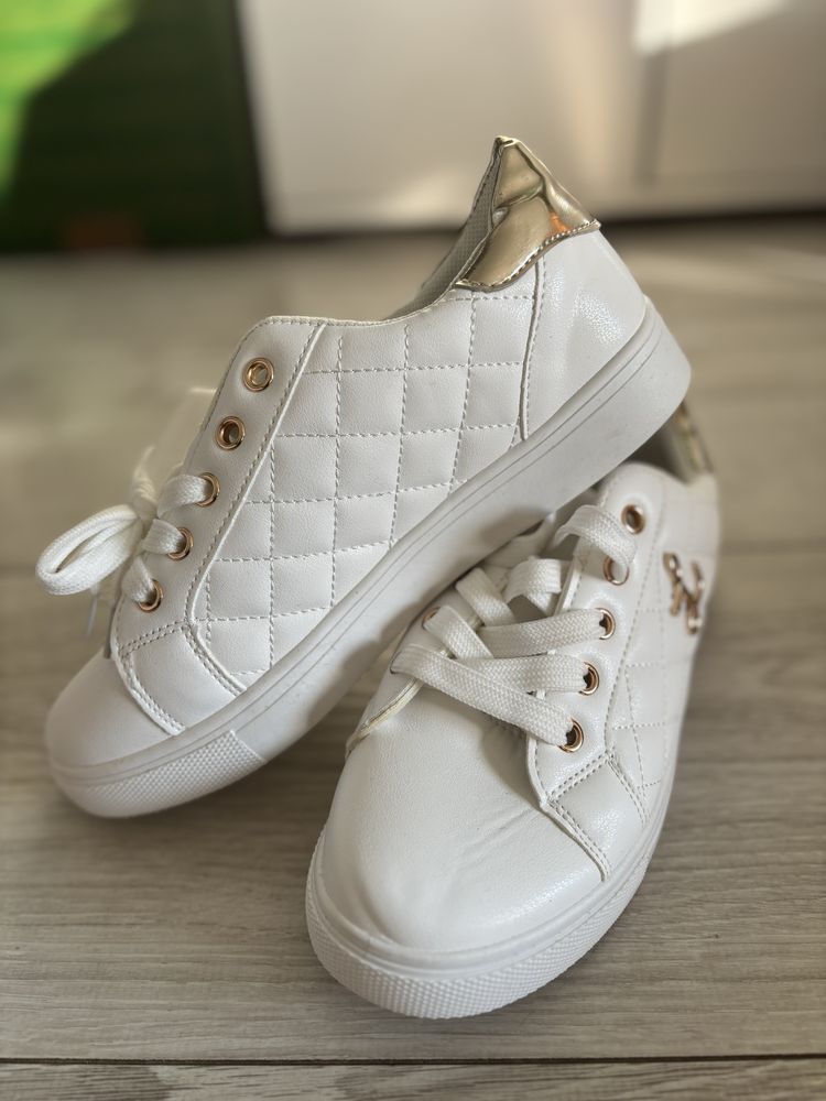 Nowe buty damskie białe pikowane ze złotym - rozmiar 38 adidasy