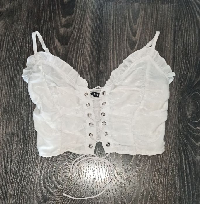 Топ з шнуровкою.