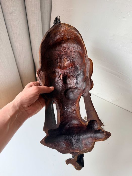 Dopracowana w szczegółach, zachwycająca maska afrykańska.