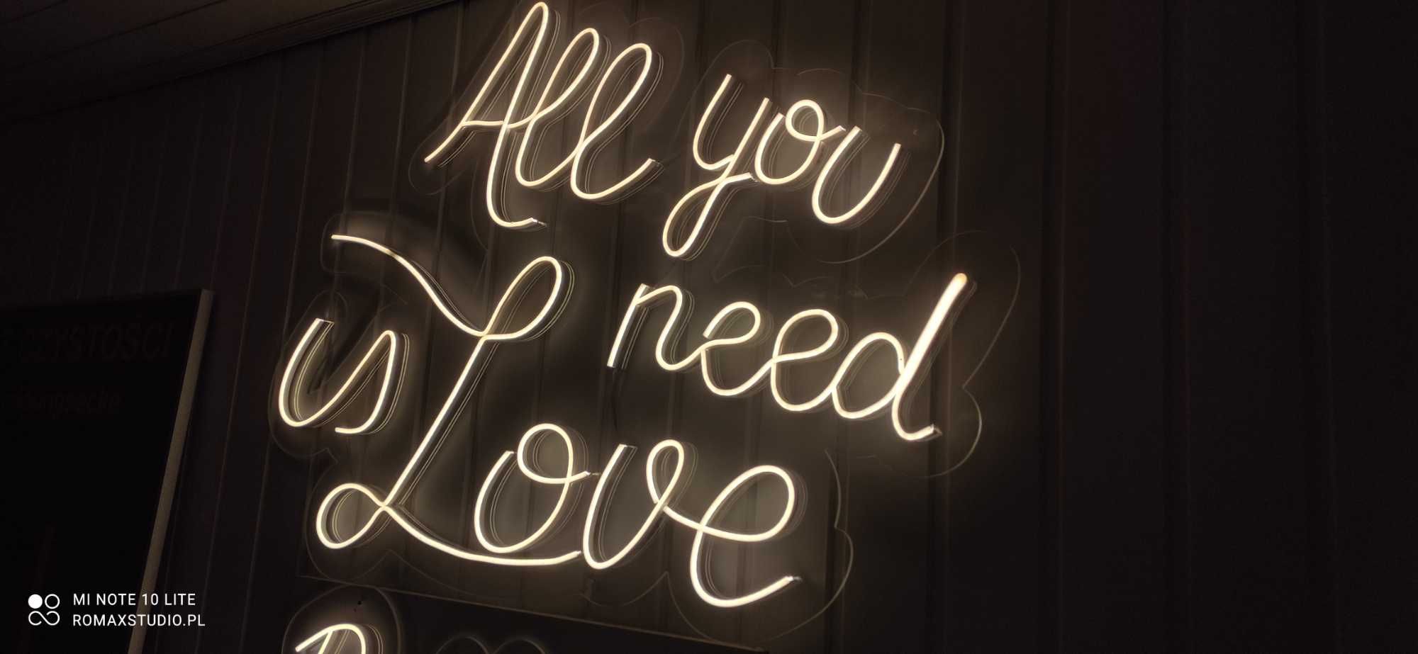 Neon, ledon, All you need Is Love