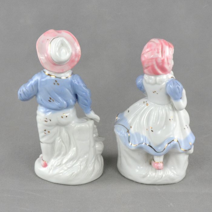 Par de Figuras de menino e Menina em Porcelana da China