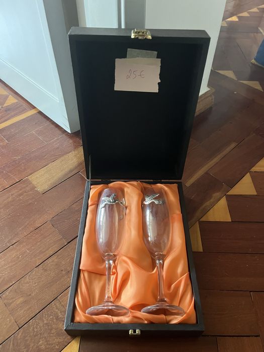 Copos com pássaros em prata