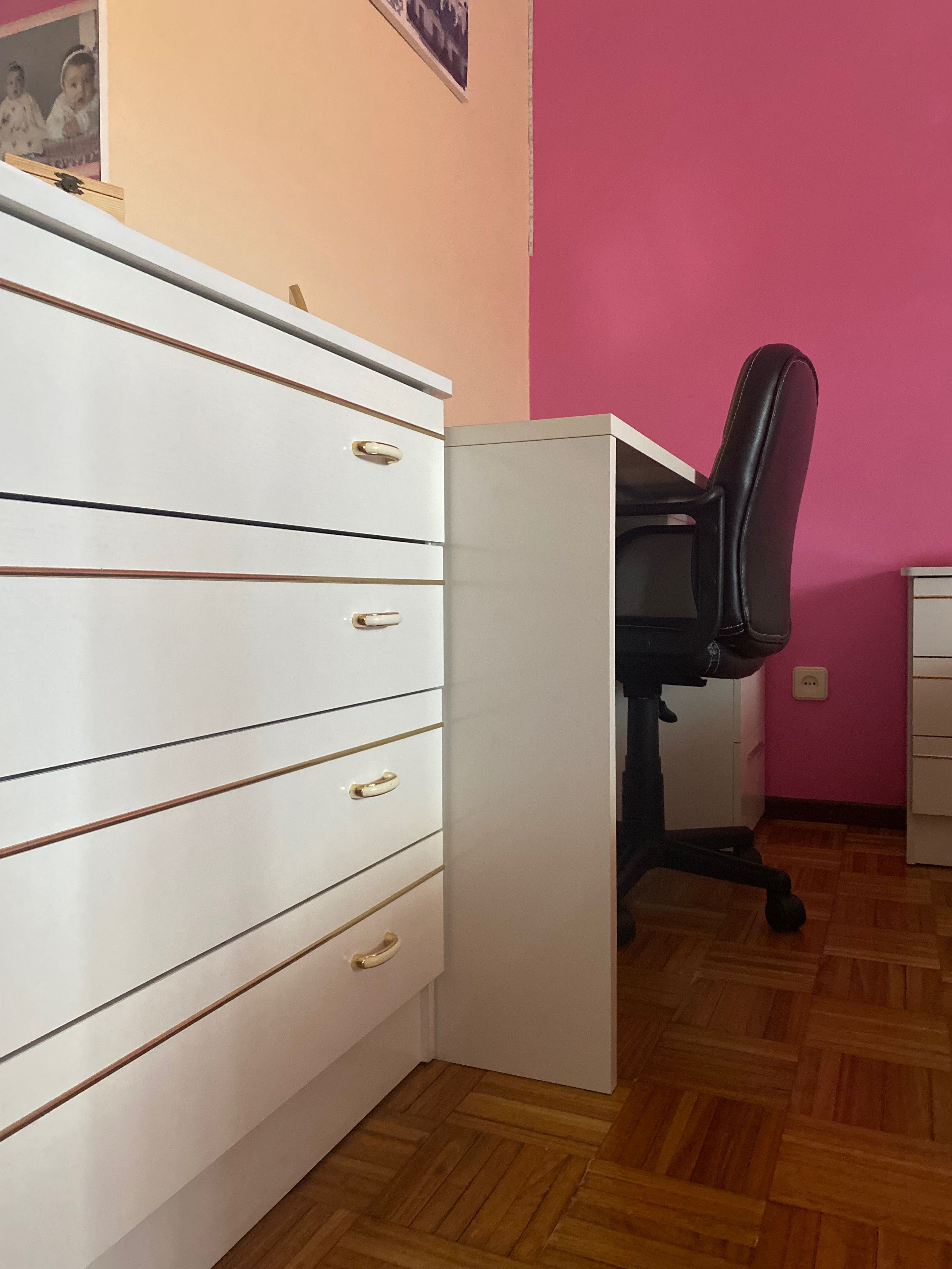 Móveis de quarto de menina á venda.