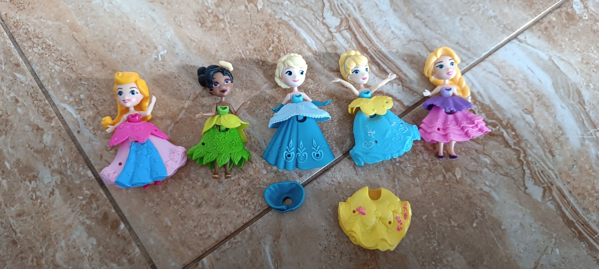 Hasbro 5 małych laleczek ELSA Roszpunka Kopciuszek ksiezniczki