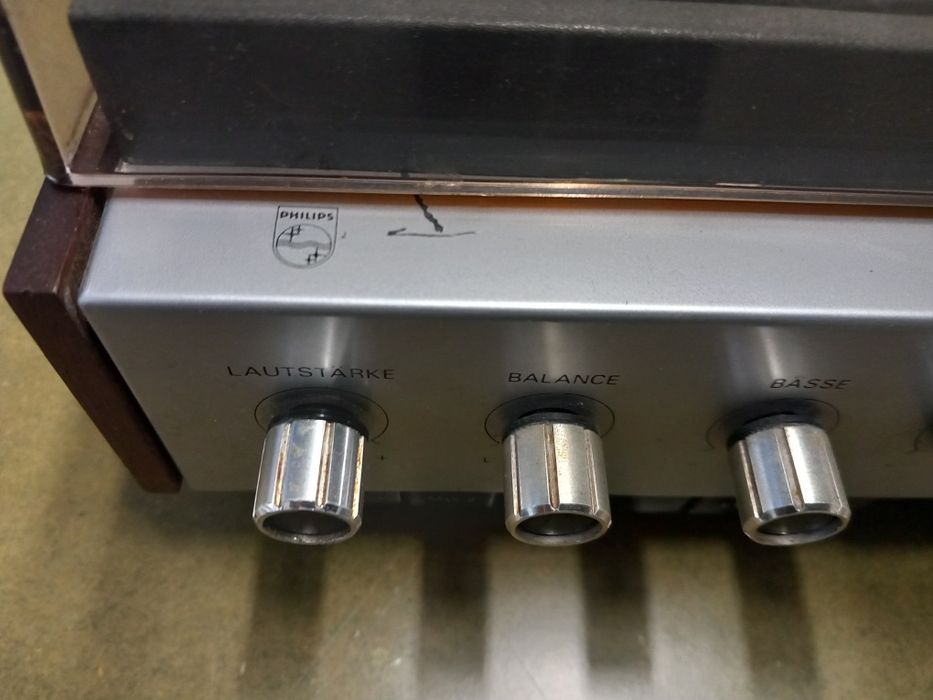 Gira discos com radio grundig (avariado)