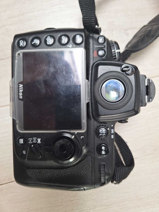 Nikon D700 + Nikkor 50mm f1.8 G + grip MB-D10 + gratisy