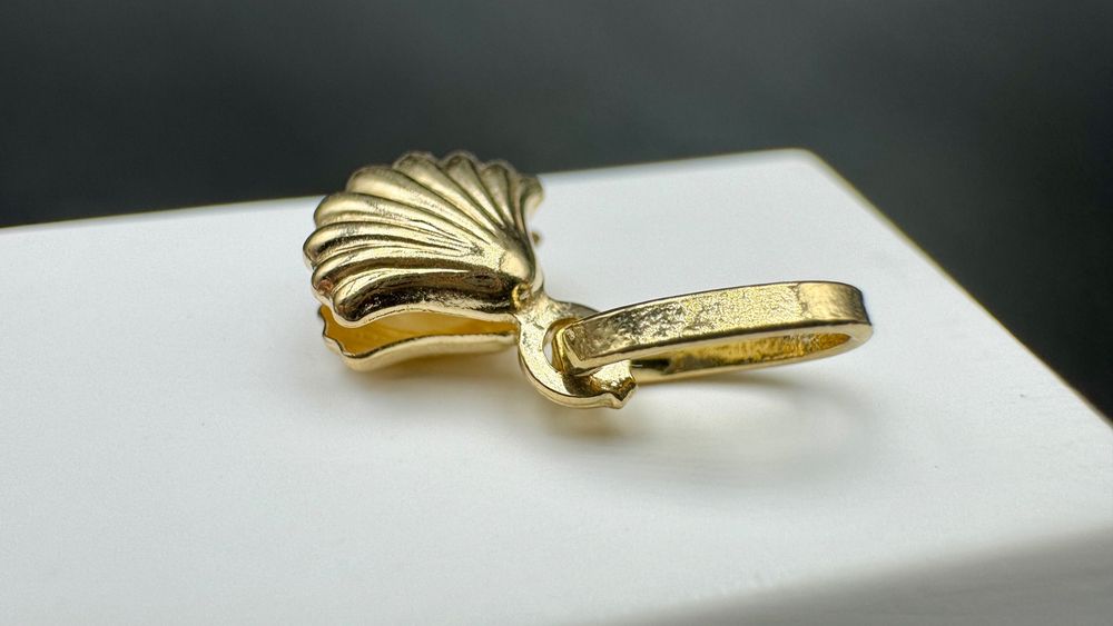 Złota przywieszka muszla z perłą, 14ct 585, waga: 0,55g